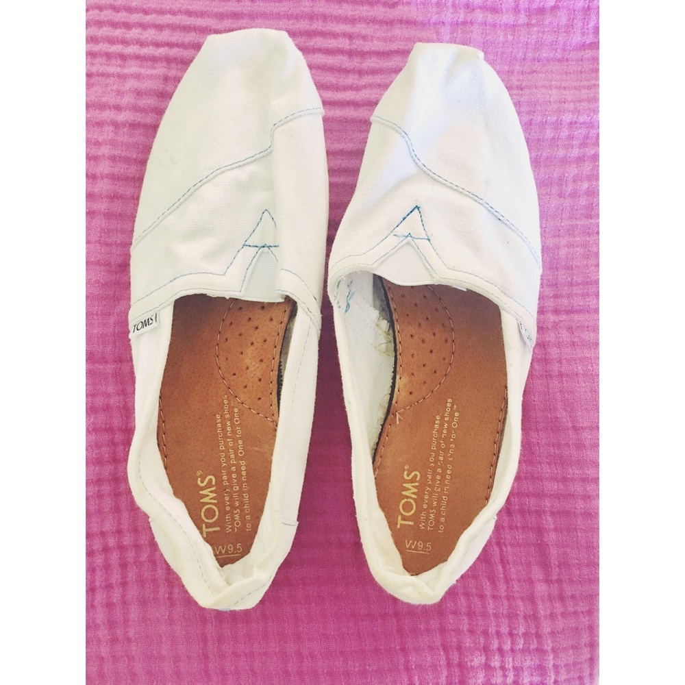 Toms classic slip ons